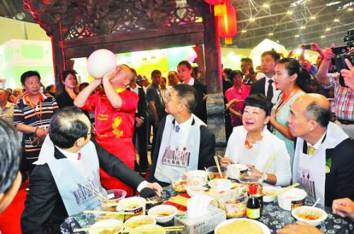 嘉賓品嘗完“山西會館”的麵食後欣賞“麵團吹氣球”表演