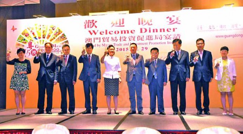主禮嘉賓向賓客祝酒