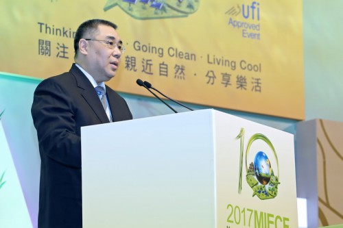 行政長官崔世安表示，澳門在加快推進「一中心，一平台」建設的同時，推動環保合作和發展綠色經濟