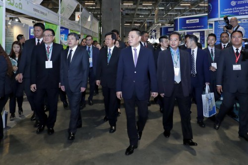 經濟財政司司長梁維特和運輸工務司司長羅立文參觀2017MIECF展覽場館