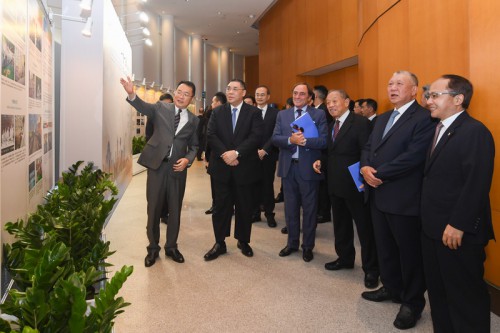 嘉賓們參觀澳門參與和助力「一帶一路」建設圖片展