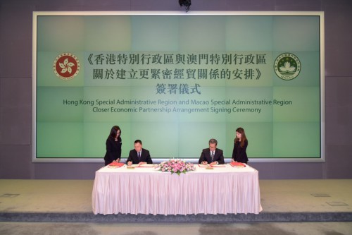 經濟財政司司長梁維特和香港特區政府財政司司長陳茂波代表雙方簽署《香港特別行政區與澳門特別行政區關於建立更緊密經貿關係的安排》（港澳CEPA）