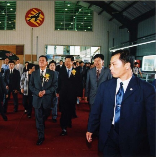 2001年10月何海明陪同時任福建省省長習近平巡視展會