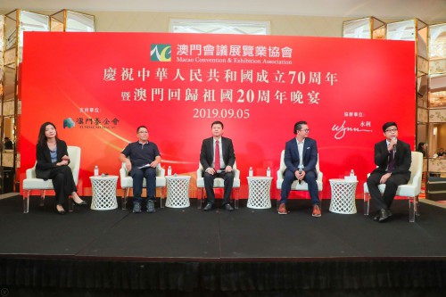 何海明理事長、潘耀榮青委會主任及潘立峰、洪于德、吳詩雅等副主任主持「會展人經驗分享會」