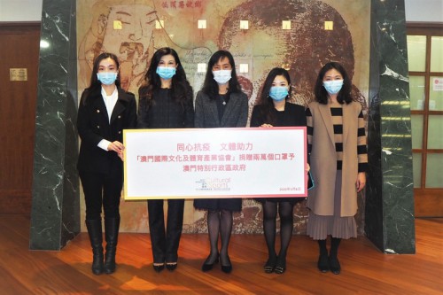 社會文化司司長歐陽瑜(中)與出席捐贈儀式的澳門國際文化及體育產業協會會長張茜(左二)、副會長郭姿伶(右二)、秘書長李逸嘉(左一)合影