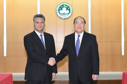 行政長官賀一誠（右）與廣東省省長馬興瑞（左）親切握手